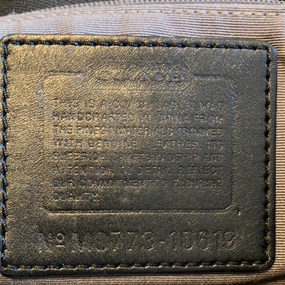 Coach Carly Signature shoulder bag - Picture 2 of 11